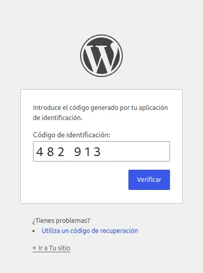 Pantalla de acceso de WordPress que pide el código de identificación, con el botón Verificar